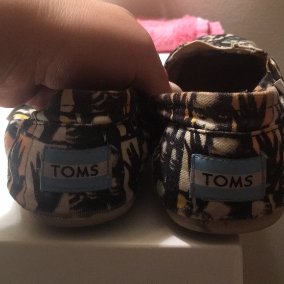 TOMS - Picture 2 of 5